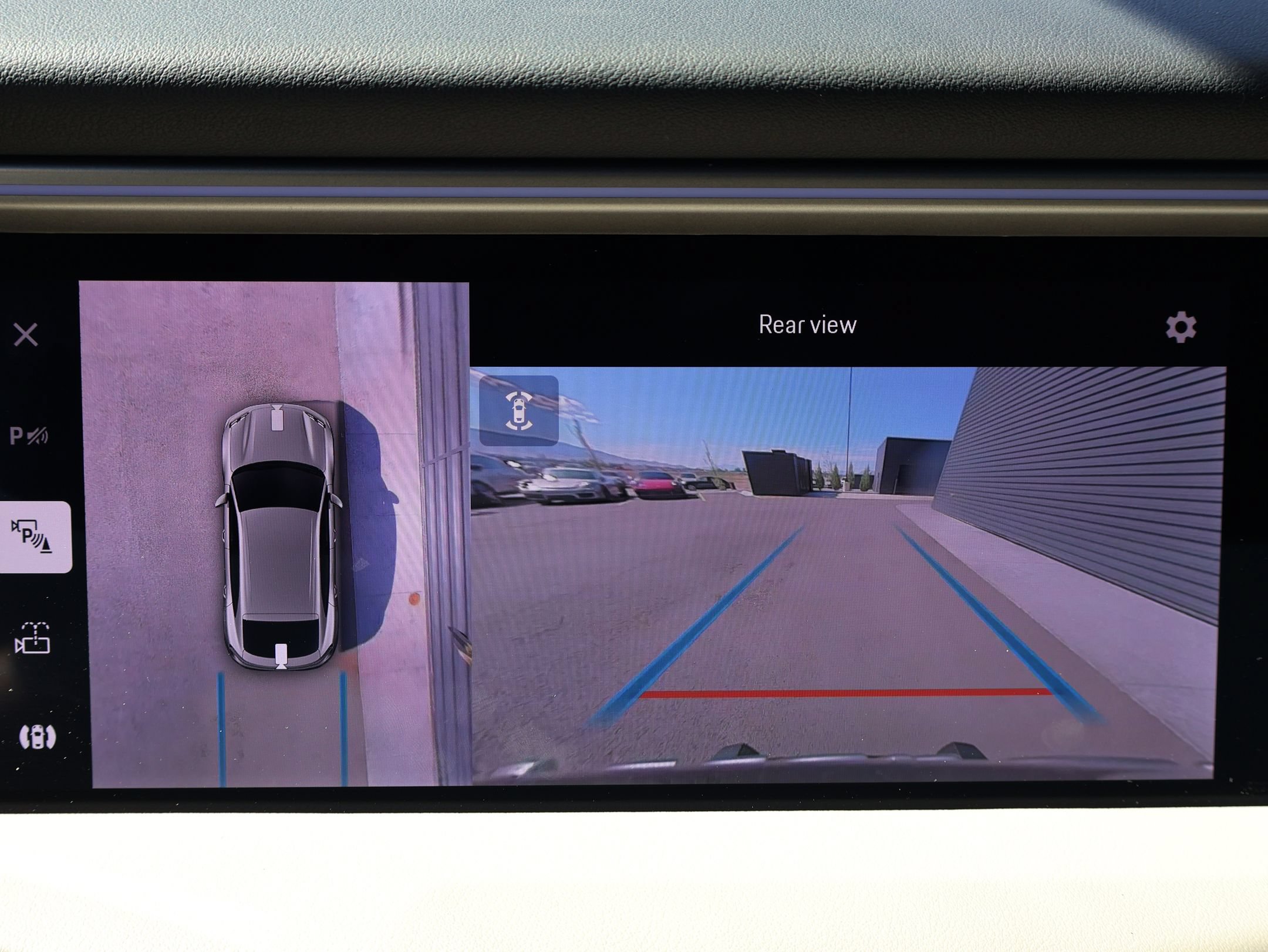 Certified 2025 Porsche Macan 4S Electric AWD/4WD image 25