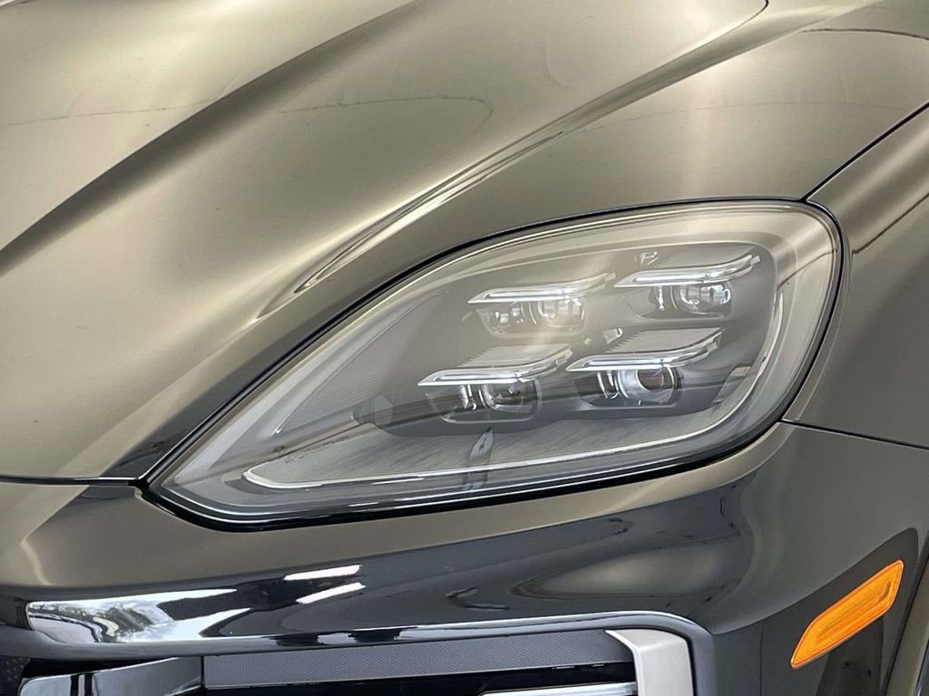 Used 2025 Porsche Cayenne Turbo AWD/4WD image 15