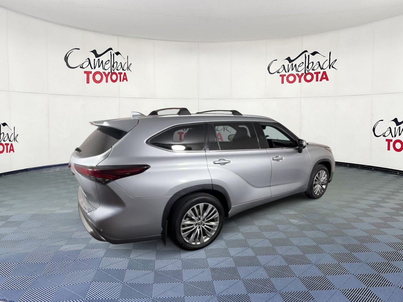 Used 2025 Toyota Highlander Platinum AWD/4WD image 3