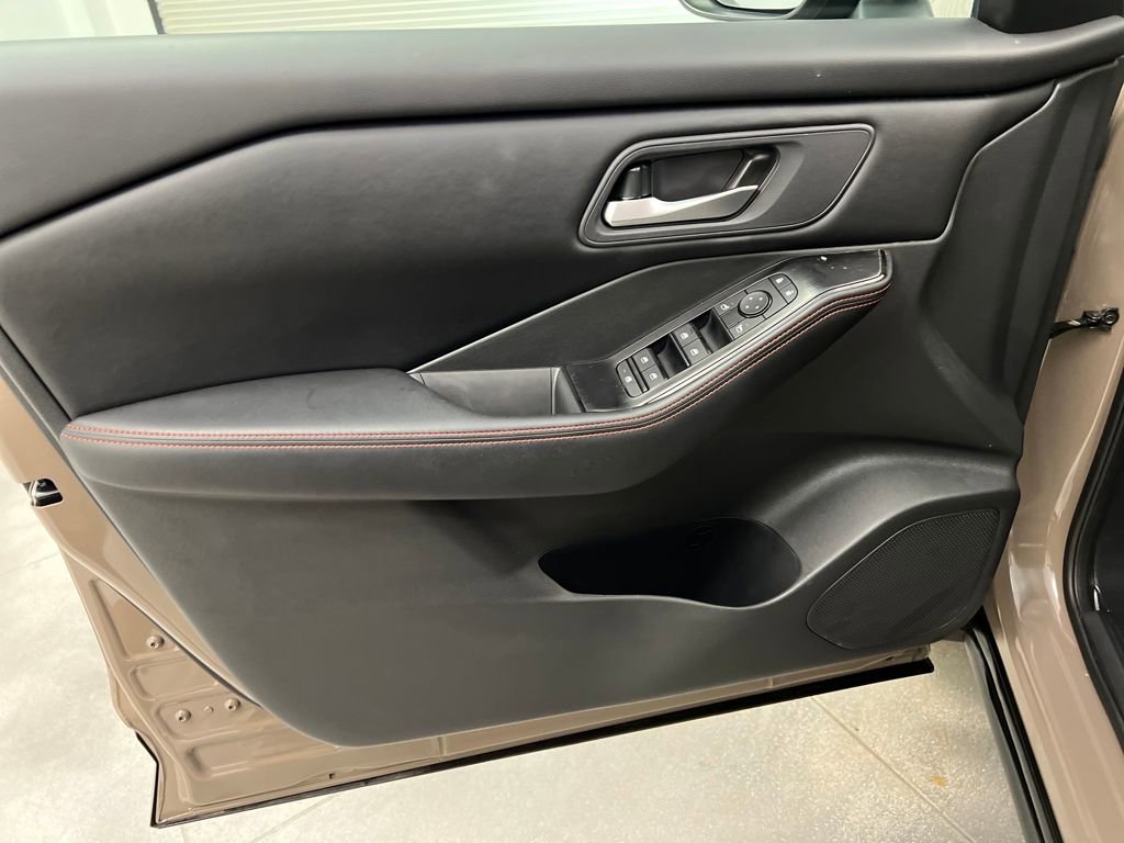 Used 2025 Nissan Rogue SV image 11