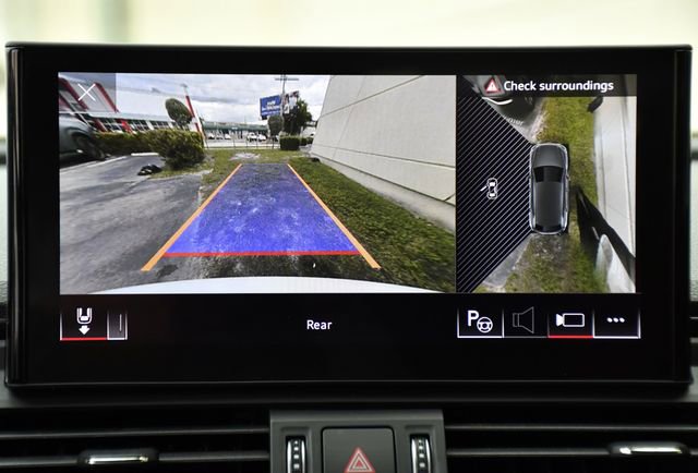 Used 2021 Audi Q5 e Prestige w/ Prestige Package image 16