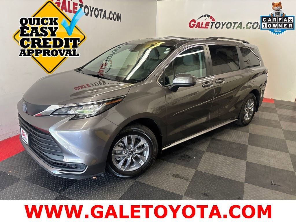 Used 2023 Toyota Sienna LE FWD image 1