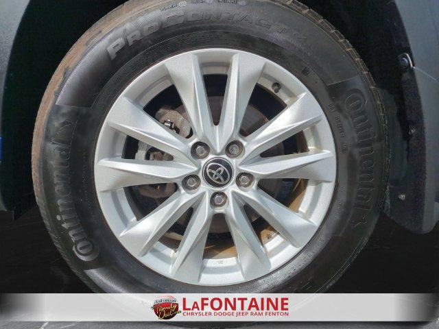 Used 2022 Toyota Corolla Cross LE AWD/4WD image 33