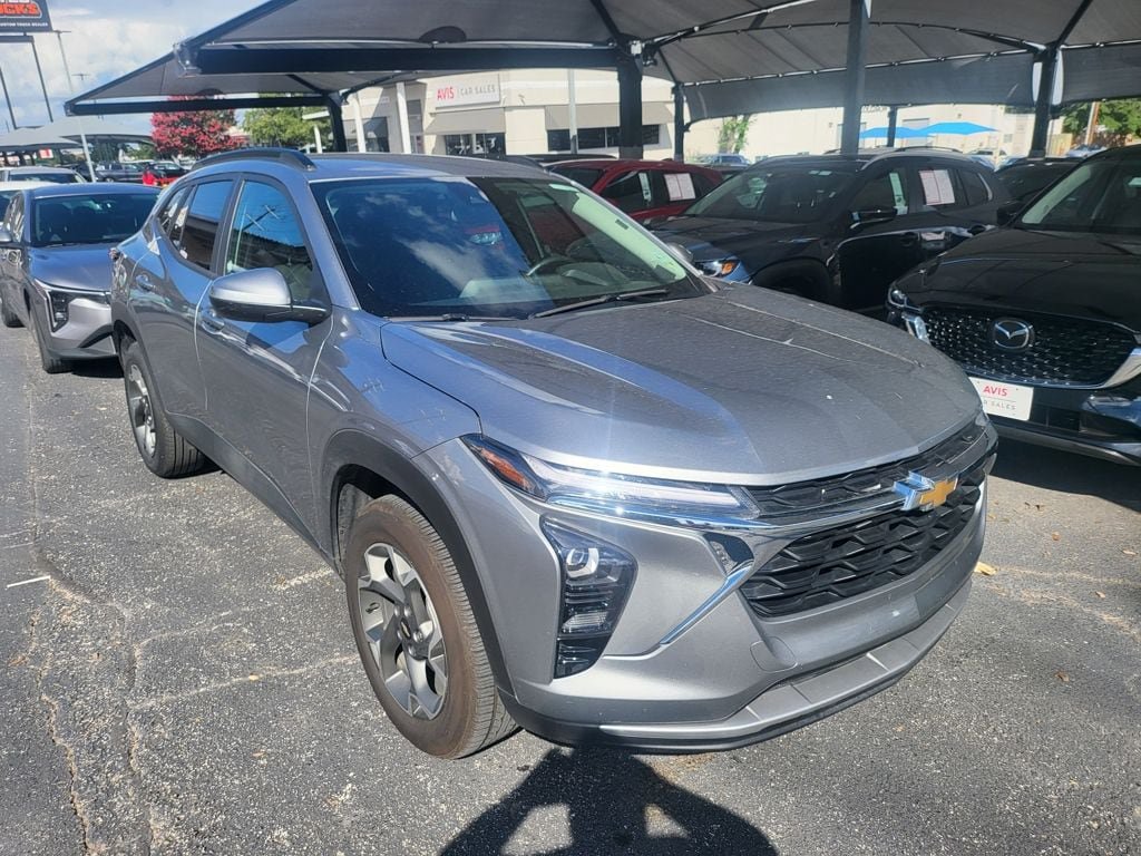 Used 2025 Chevrolet Trax LT w/ LT Convenience Package FWD image 2