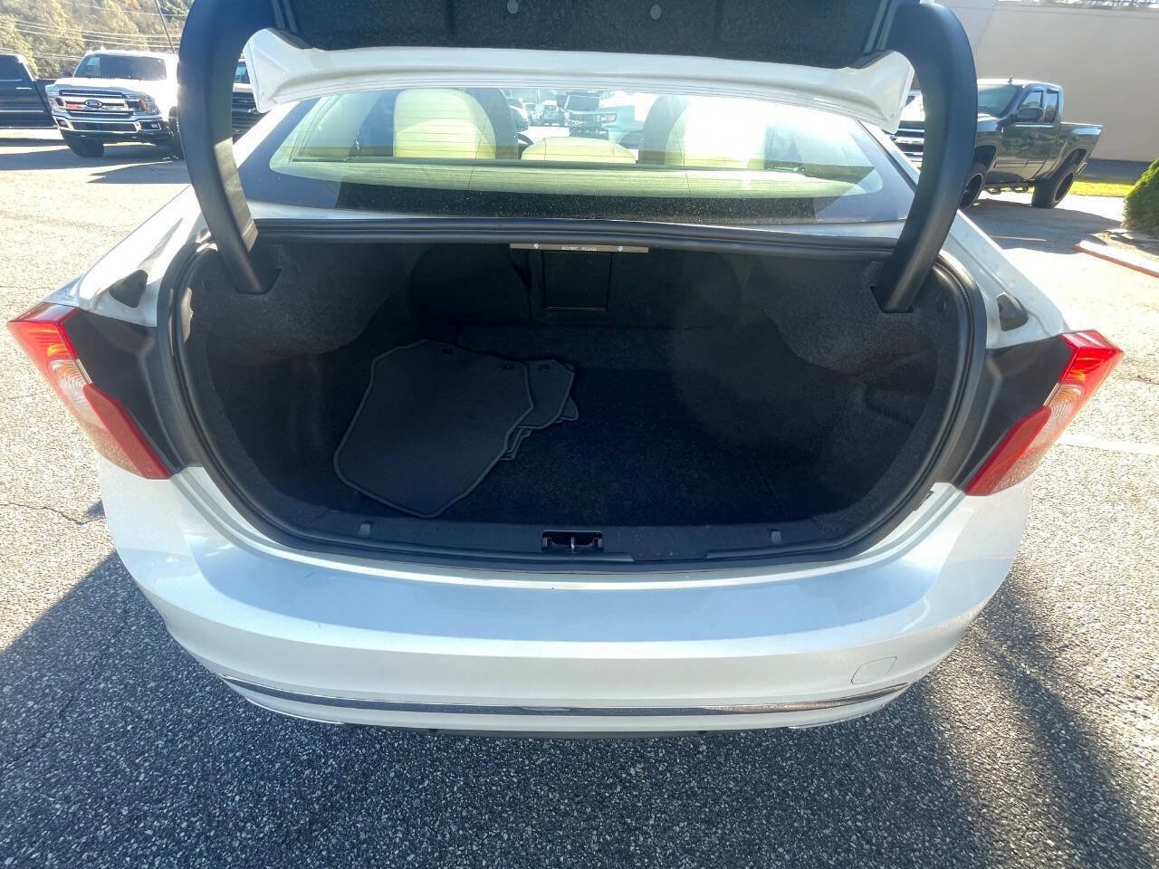 Used 2017 Volvo S60 T5 Inscription image 18