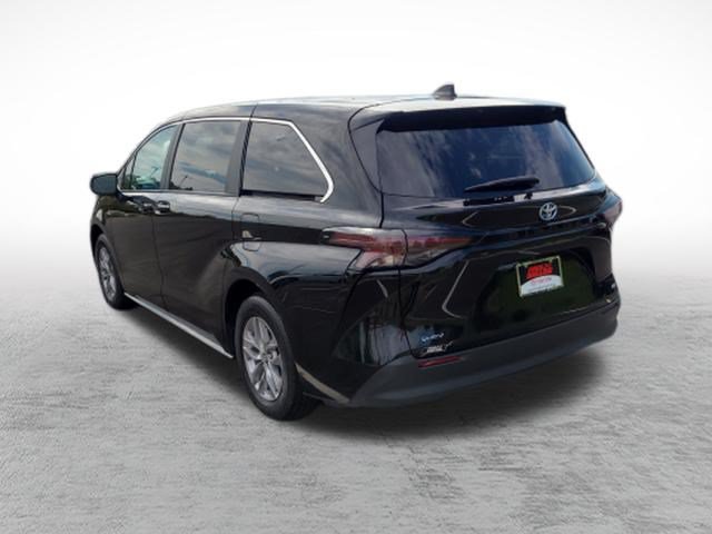 Certified 2025 Toyota Sienna LE FWD image 5
