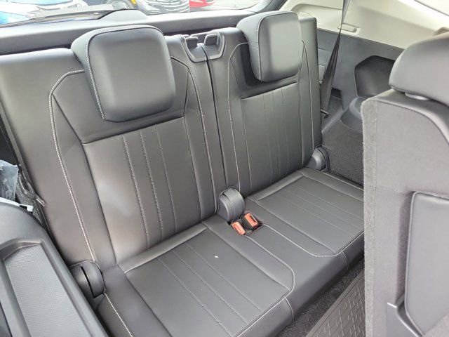 Certified 2024 Volkswagen Tiguan SE FWD image 13