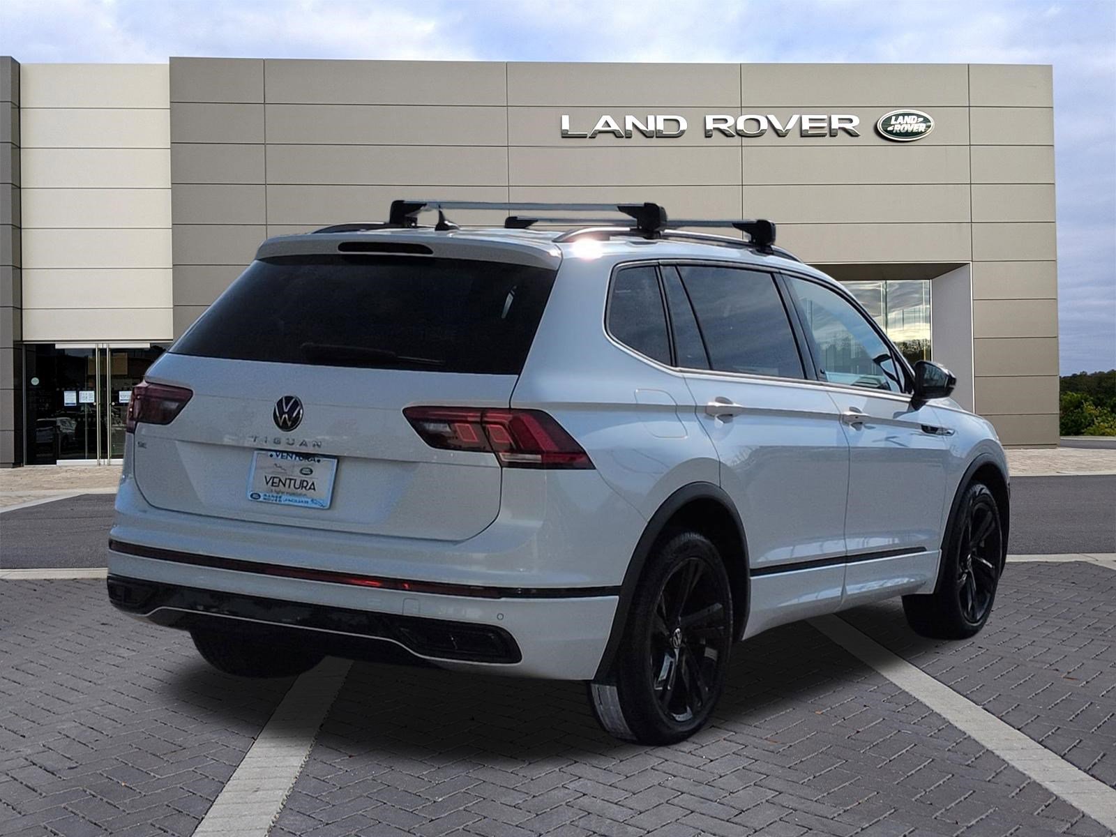 Used 2023 Volkswagen Tiguan SE R-Line image 5