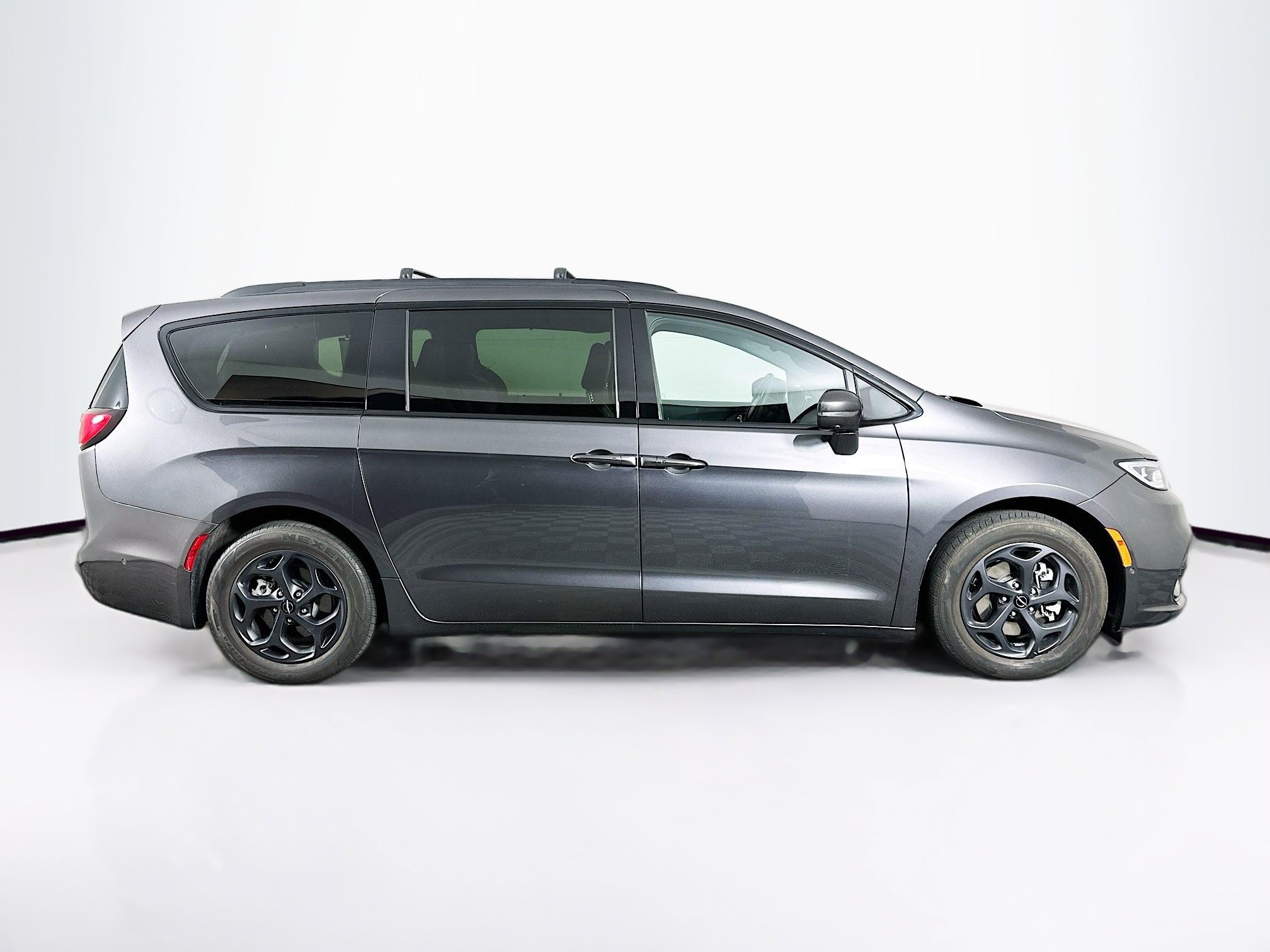 Used 2022 Chrysler Pacifica Limited w/ Uconnect Theater Family Group FWD image 10