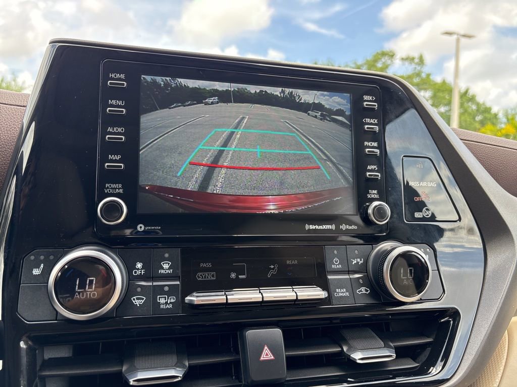 Used 2020 Toyota Highlander XLE FWD image 31