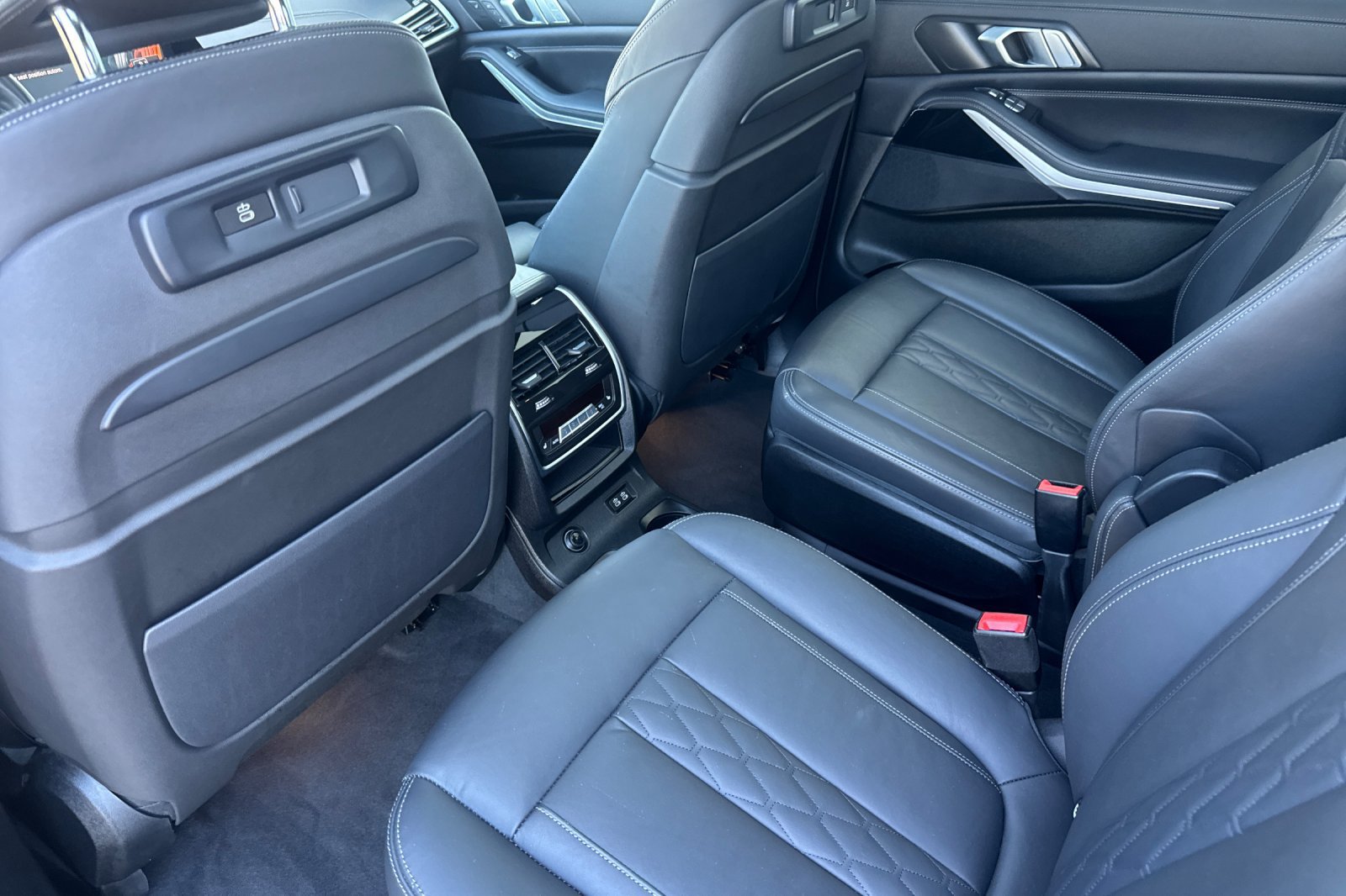 Used 2022 BMW X7 xDrive40i w/ M Sport Package AWD/4WD image 13