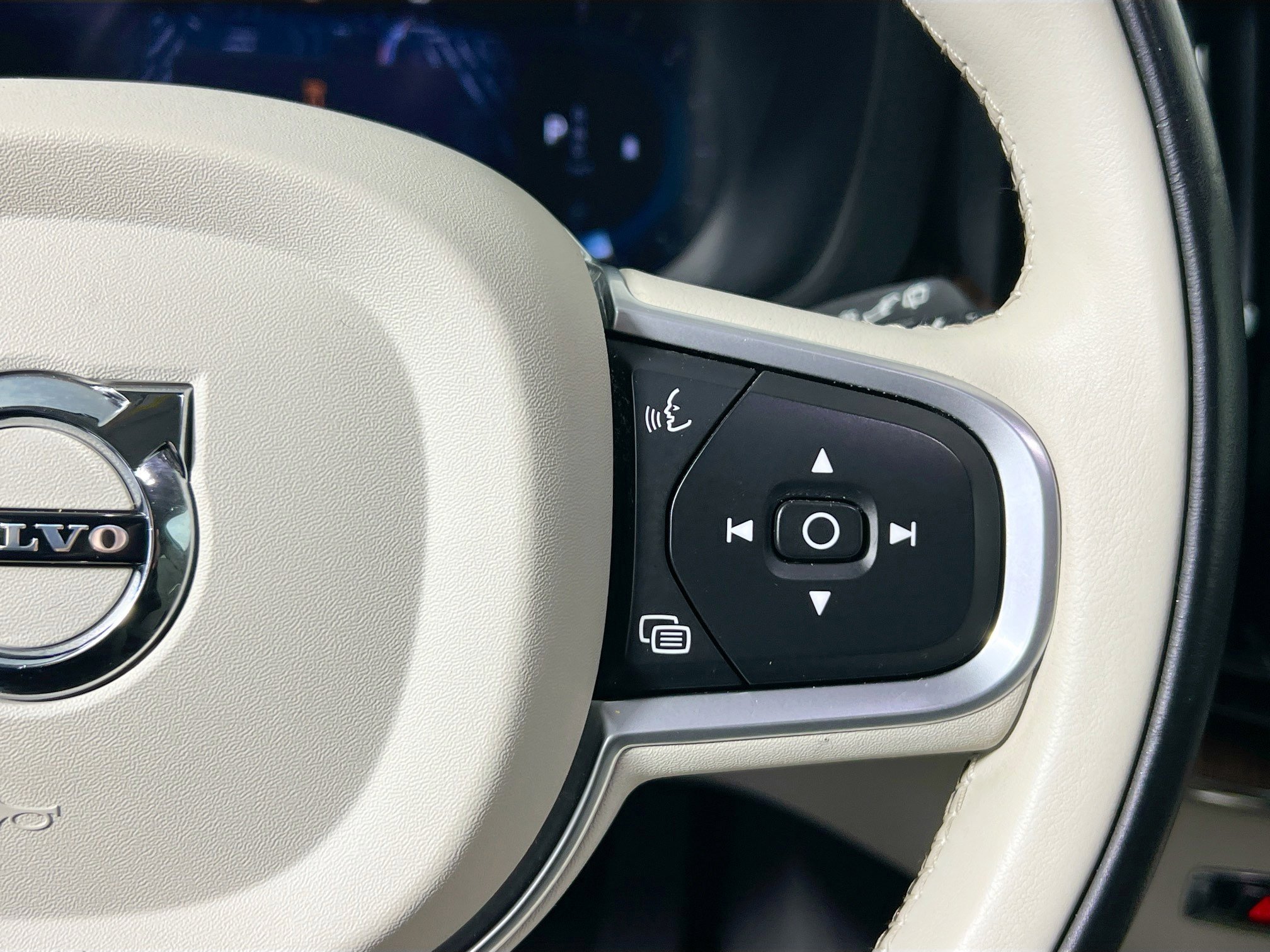 Used 2022 Volvo XC60 B5 Momentum image 19