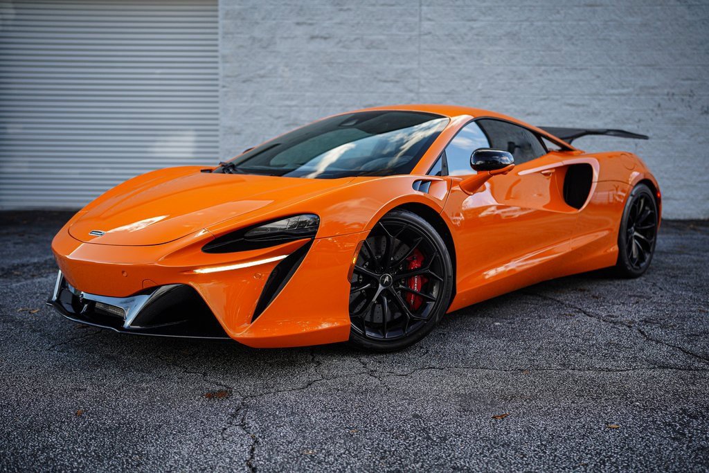 Used 2023 McLaren Artura image 2
