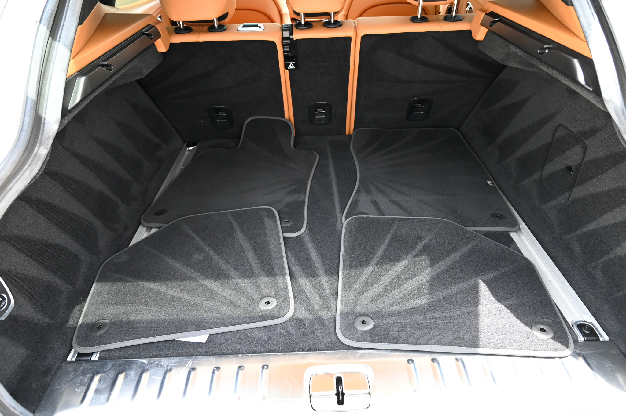 Used 2024 Aston Martin DBX AWD/4WD image 41