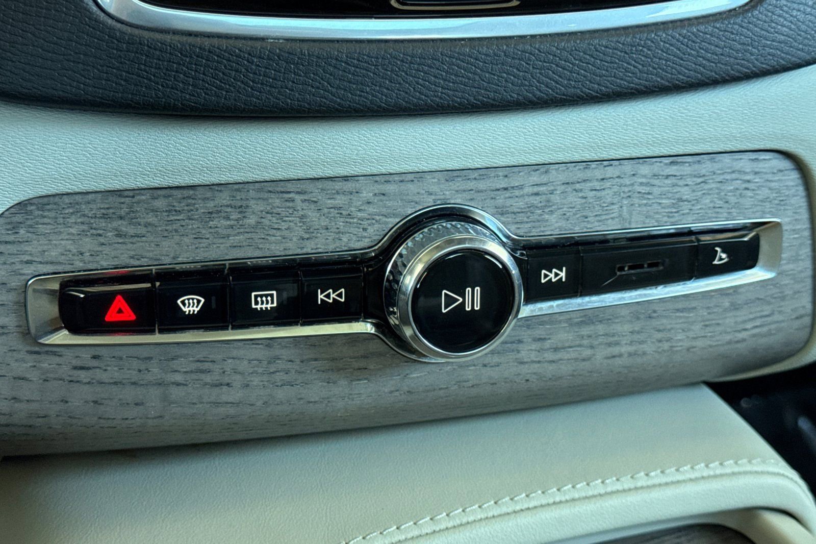 Certified 2024 Volvo XC90 T8 Plus w/ Protection Package Premier image 24