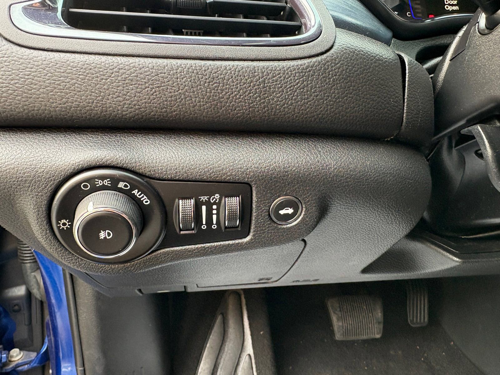 Used 2015 Chrysler 200 S image 30