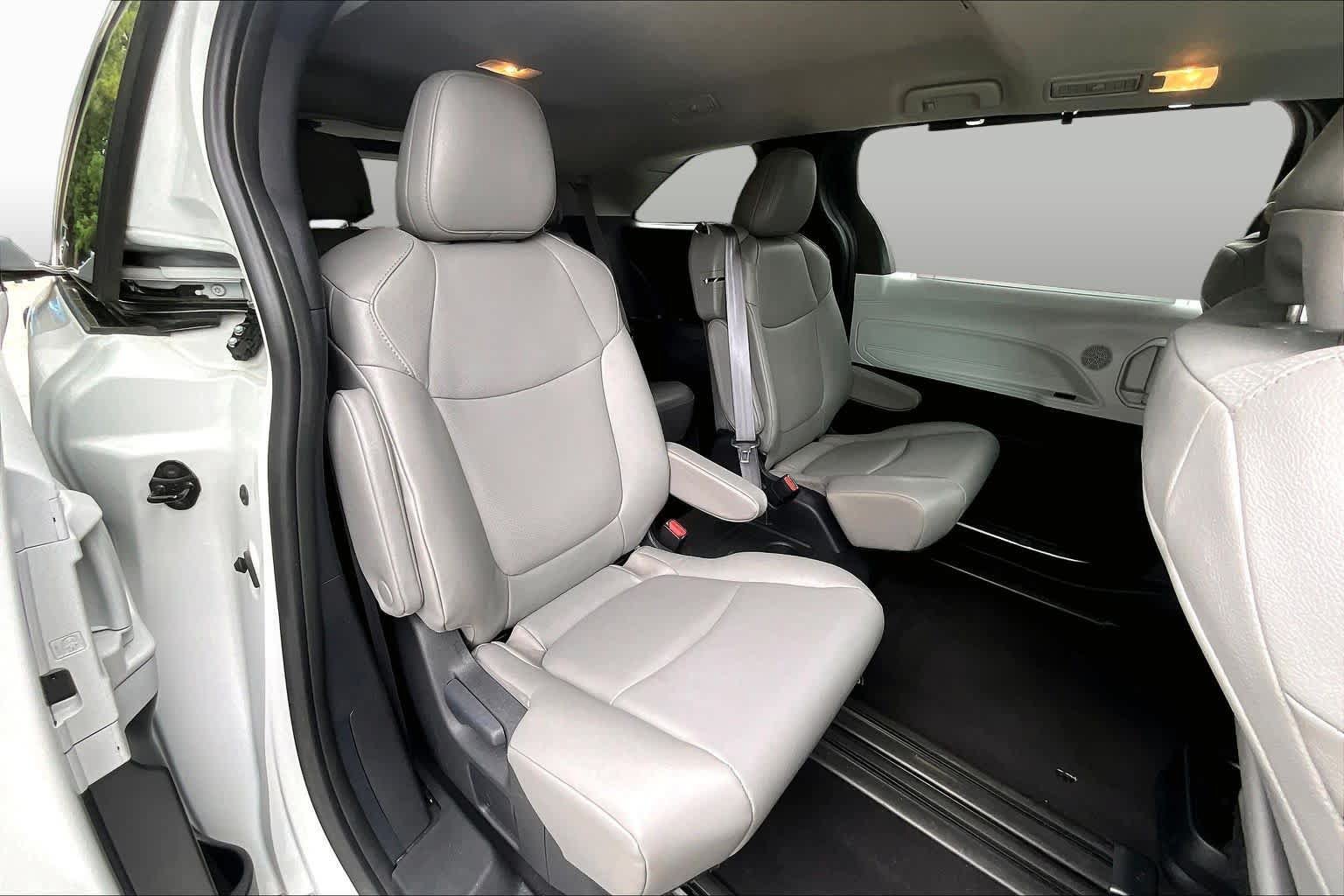 Used 2025 Toyota Sienna XLE FWD image 21