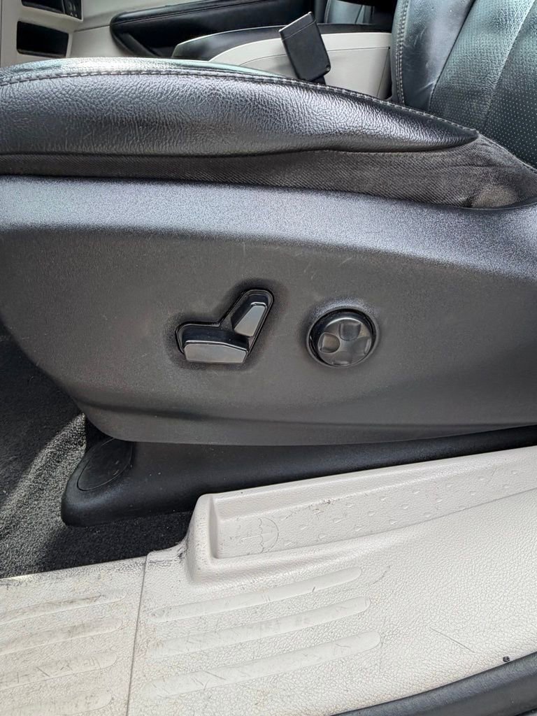 Used 2019 Chrysler Pacifica Touring-L image 25