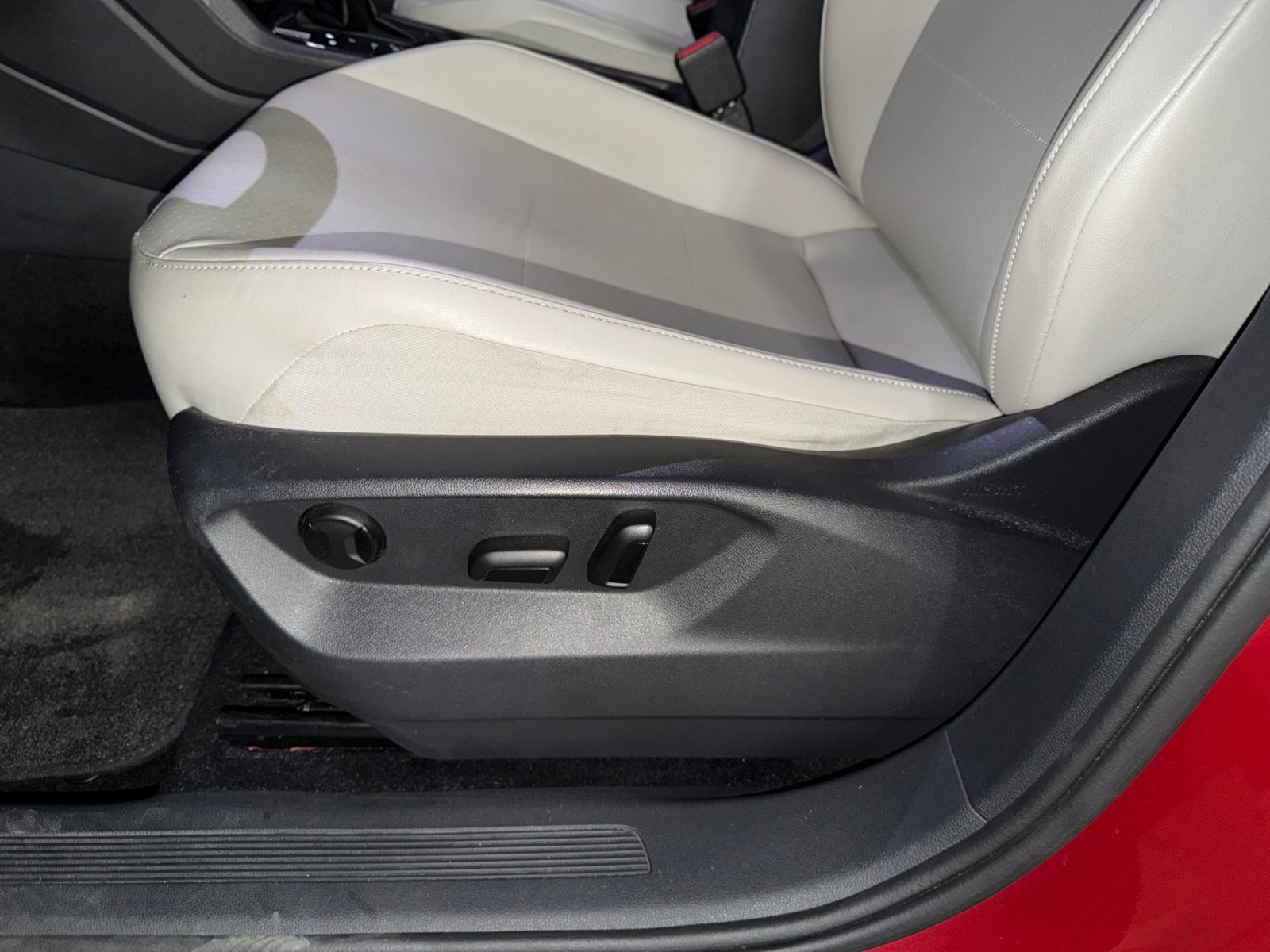 Used 2018 Volkswagen Tiguan SE w/ Panoramic Sunroof Package FWD image 14