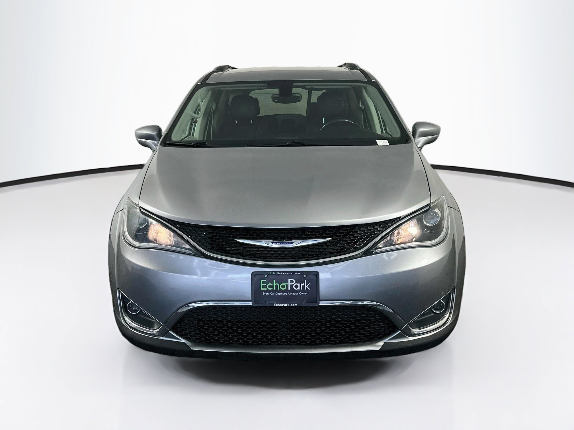 Used 2019 Chrysler Pacifica Touring-L FWD image 2
