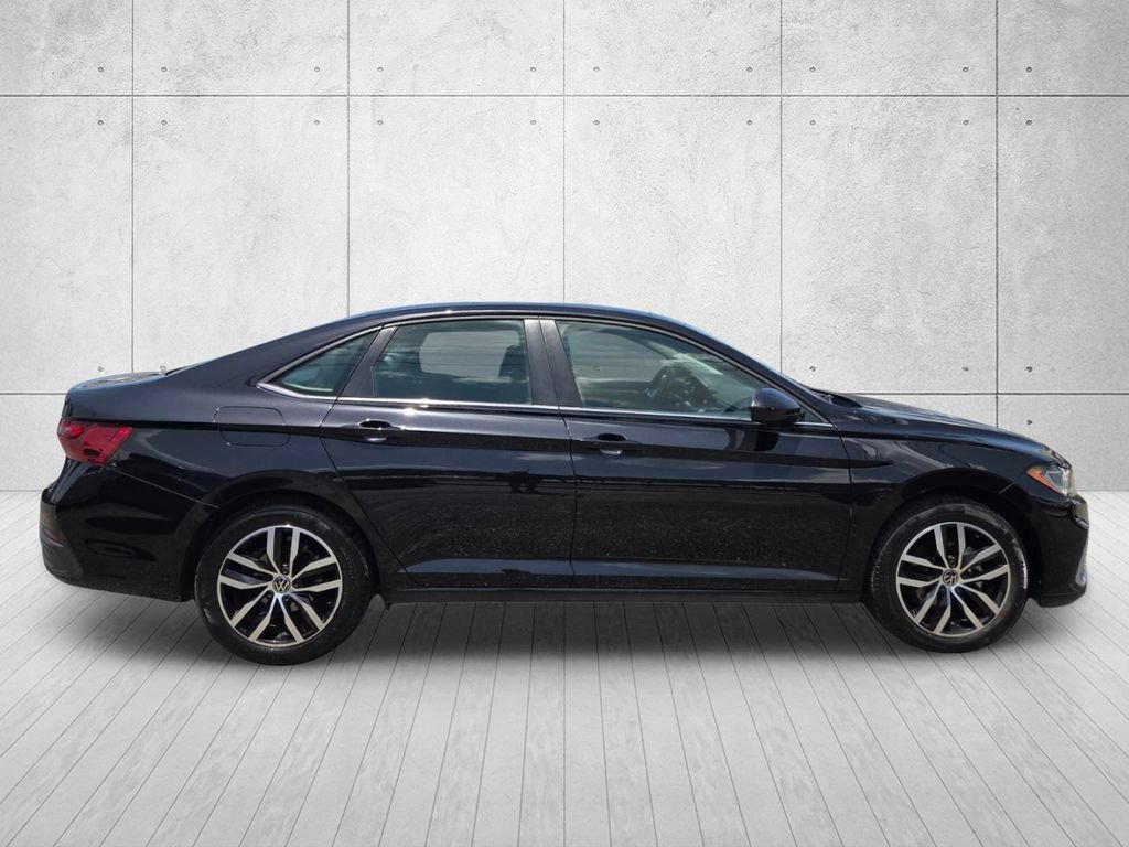 Used 2025 Volkswagen Jetta SE FWD image 5