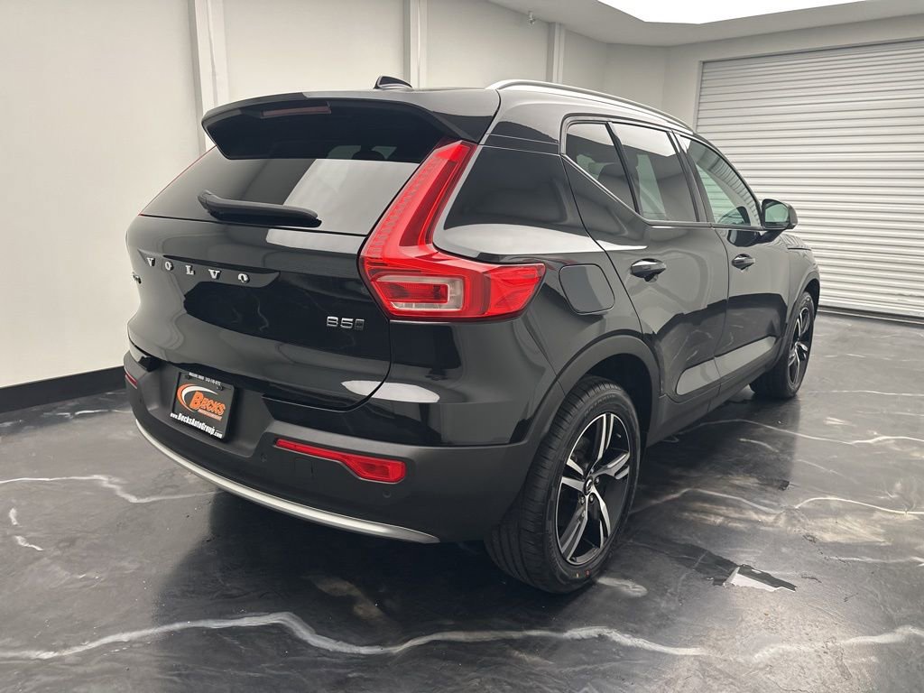 Used 2023 Volvo XC40 B5 Core image 3