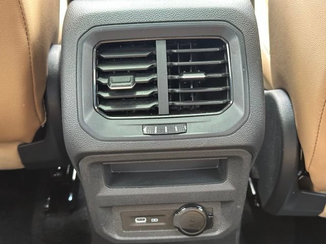 Used 2024 Volkswagen Tiguan SE R-Line FWD image 31