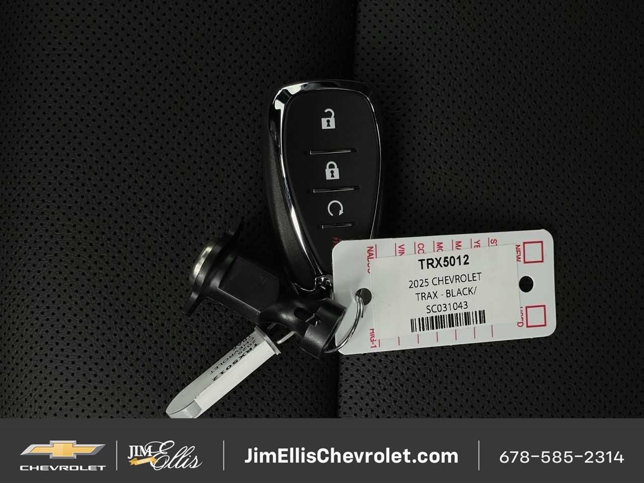 Certified 2025 Chevrolet Trax RS w/ Sunroof Package FWD image 33