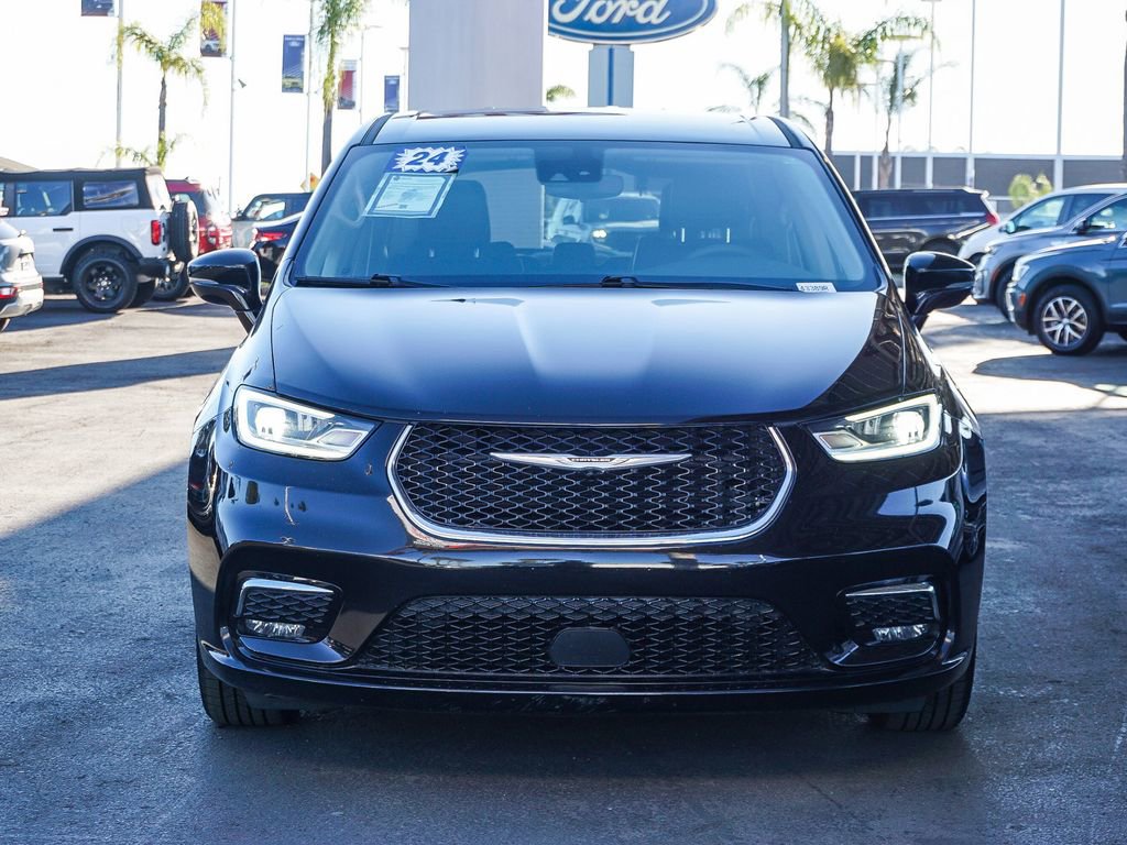 Used 2024 Chrysler Pacifica Touring-L FWD image 2