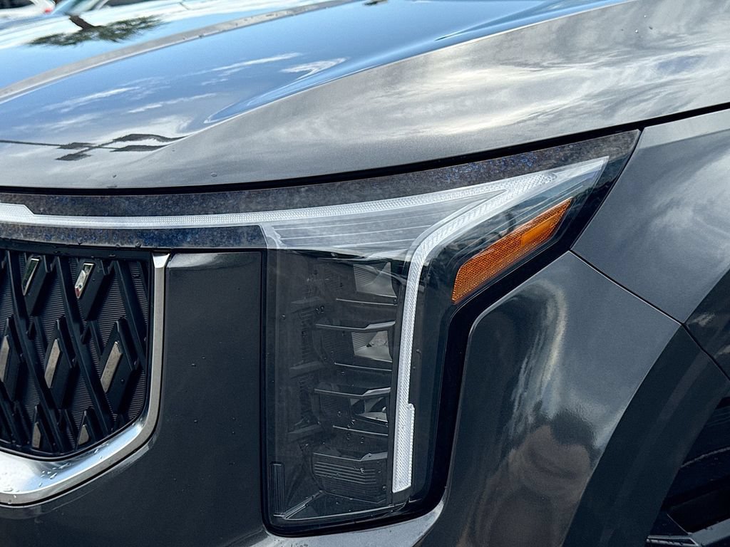 Certified 2025 Kia Carnival FWD image 9