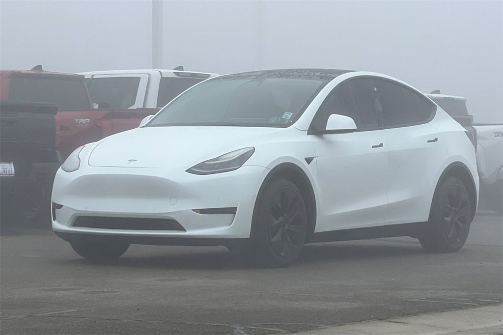 Used 2022 Tesla Model Y Long Range image 10