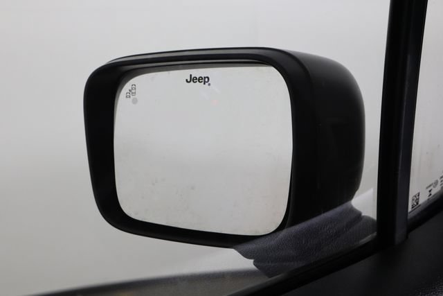 Used 2023 Jeep Renegade Latitude w/ Sun & Fun Group AWD/4WD image 39