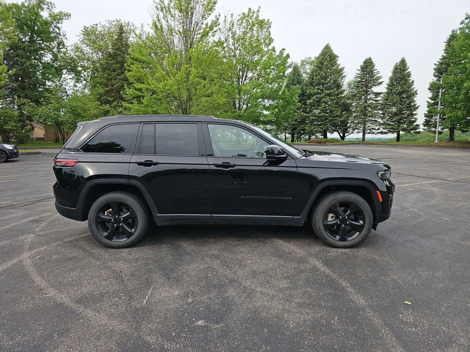 Used 2023 Jeep Grand Cherokee Limited w/ Black Appearance Package AWD/4WD image 7