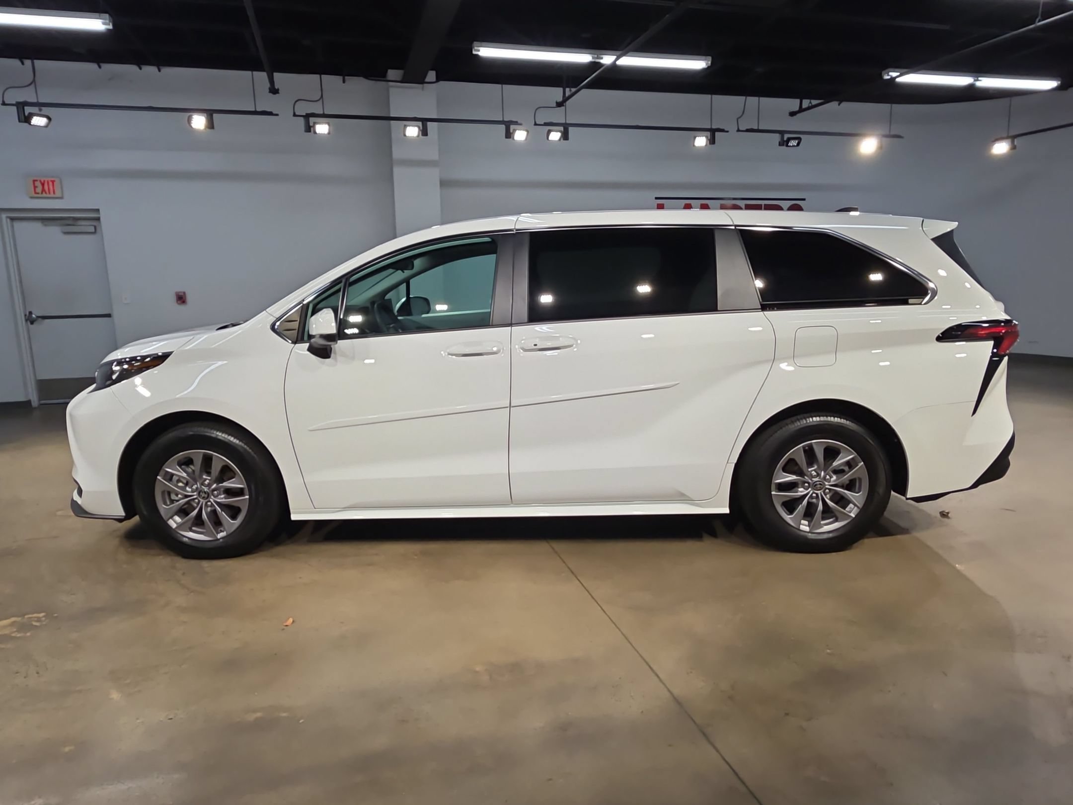 Used 2025 Toyota Sienna LE AWD/4WD image 4