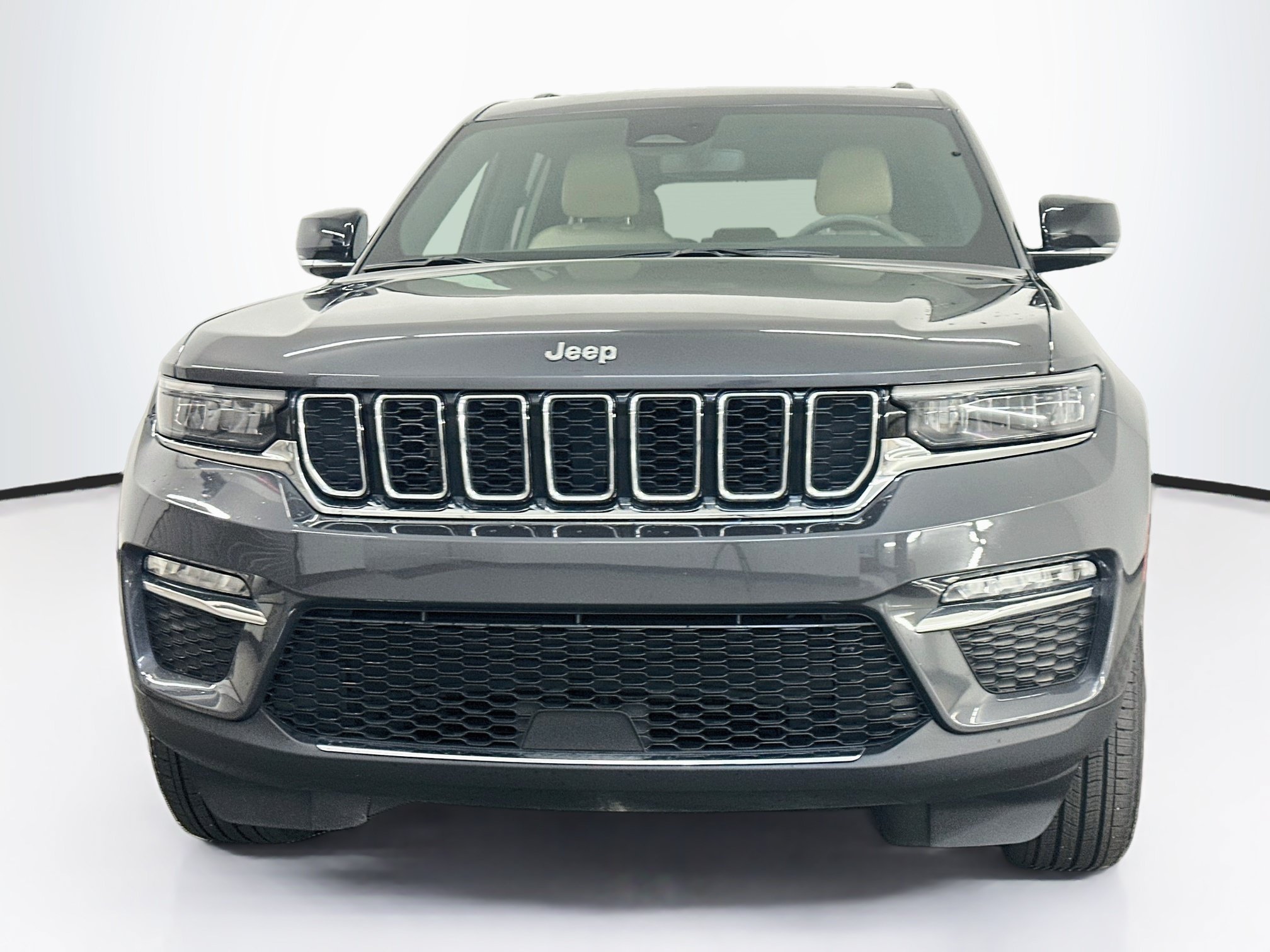Used 2023 Jeep Grand Cherokee Limited AWD/4WD image 2
