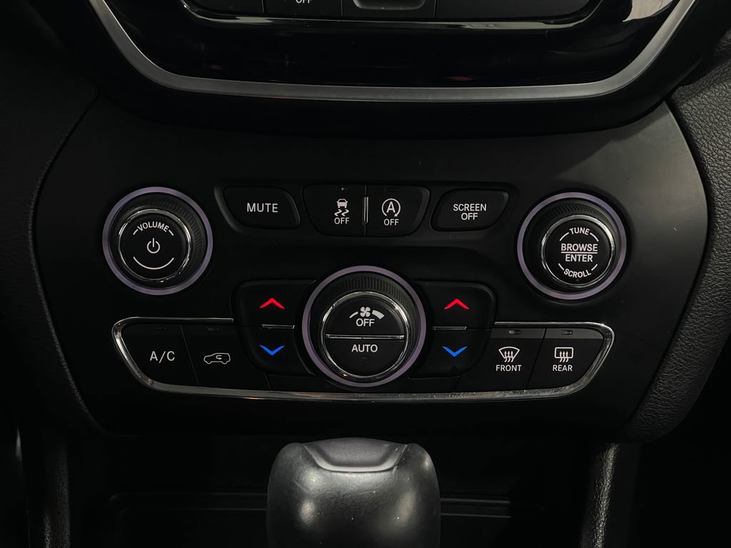 Used 2019 Jeep Cherokee Limited image 24