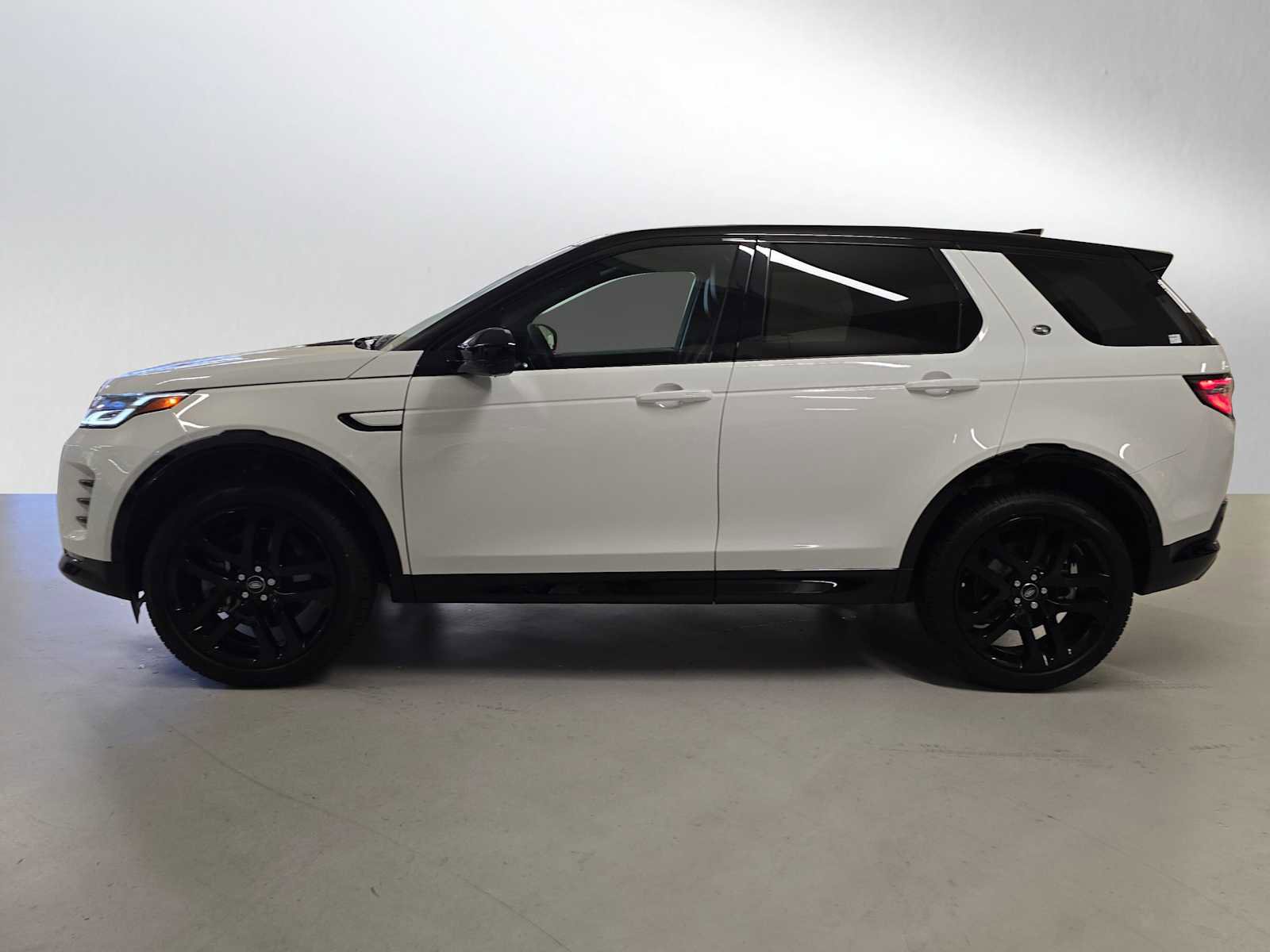 Certified 2025 Land Rover Discovery Sport Dynamic SE image 2