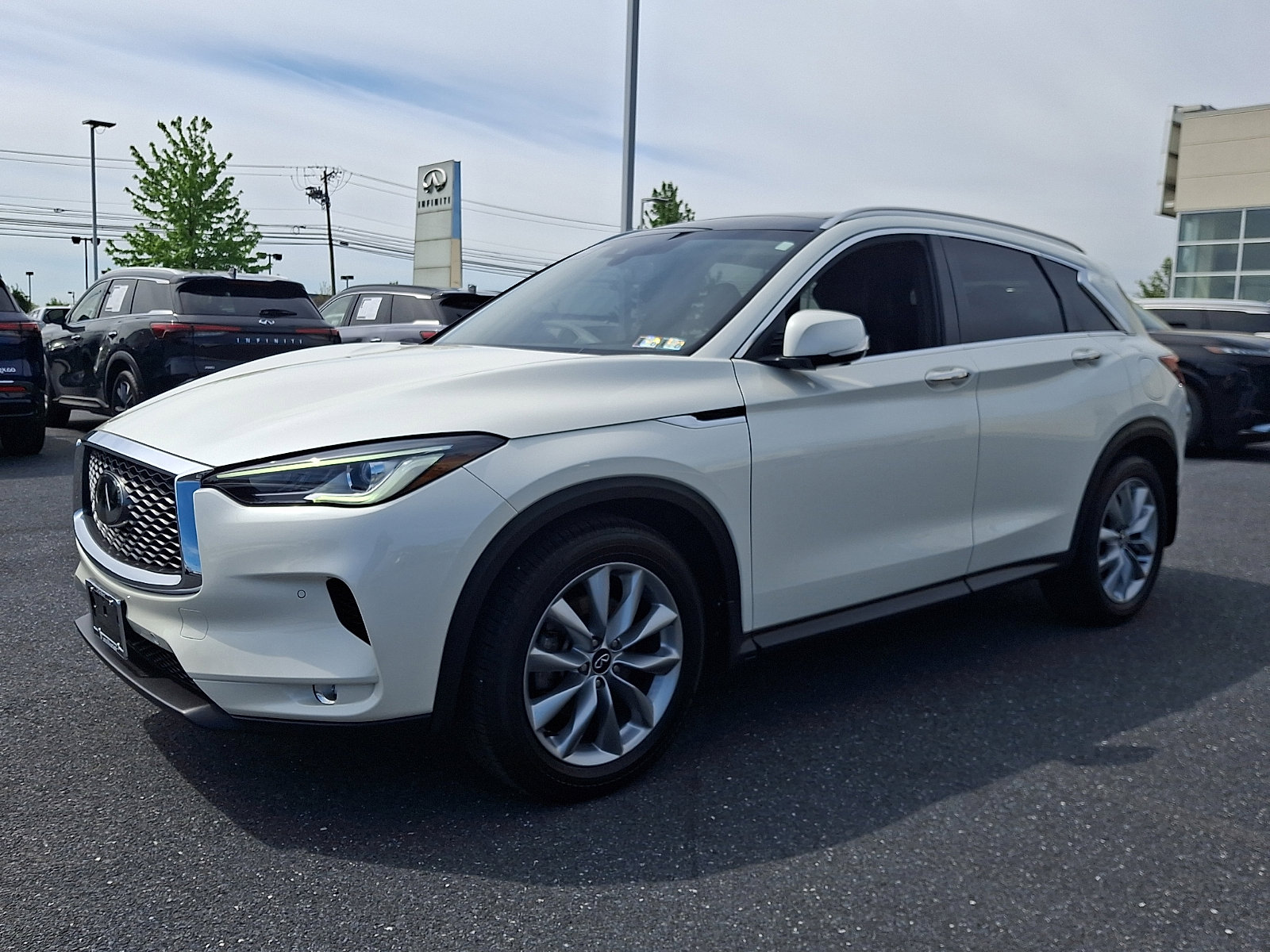 Used 2022 INFINITI QX50 Essential AWD/4WD image 3