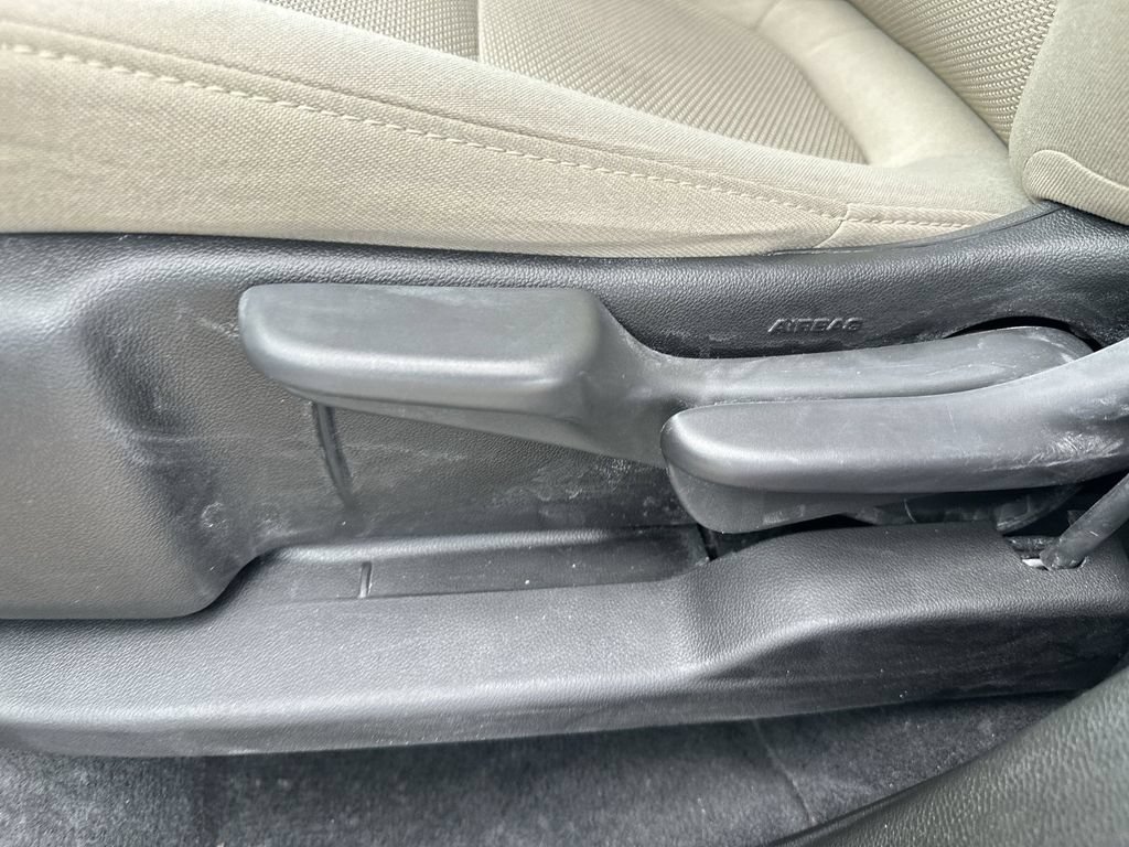 Used 2022 Chevrolet Traverse LS FWD image 14