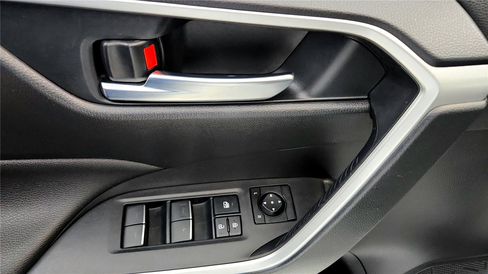 Used 2024 Toyota RAV4 SE w/ Weather & Moonroof Package image 31