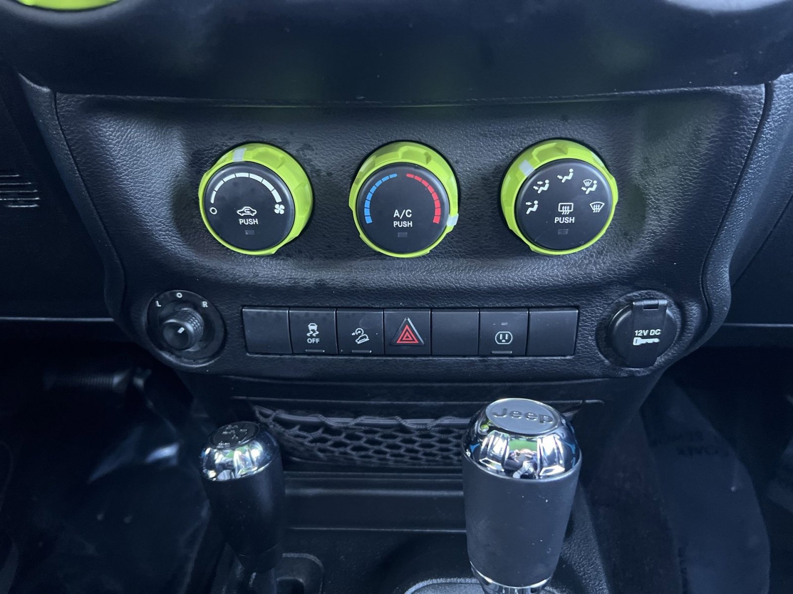 Used 2017 Jeep Wrangler Unlimited Sahara w/ Connectivity Group image 18