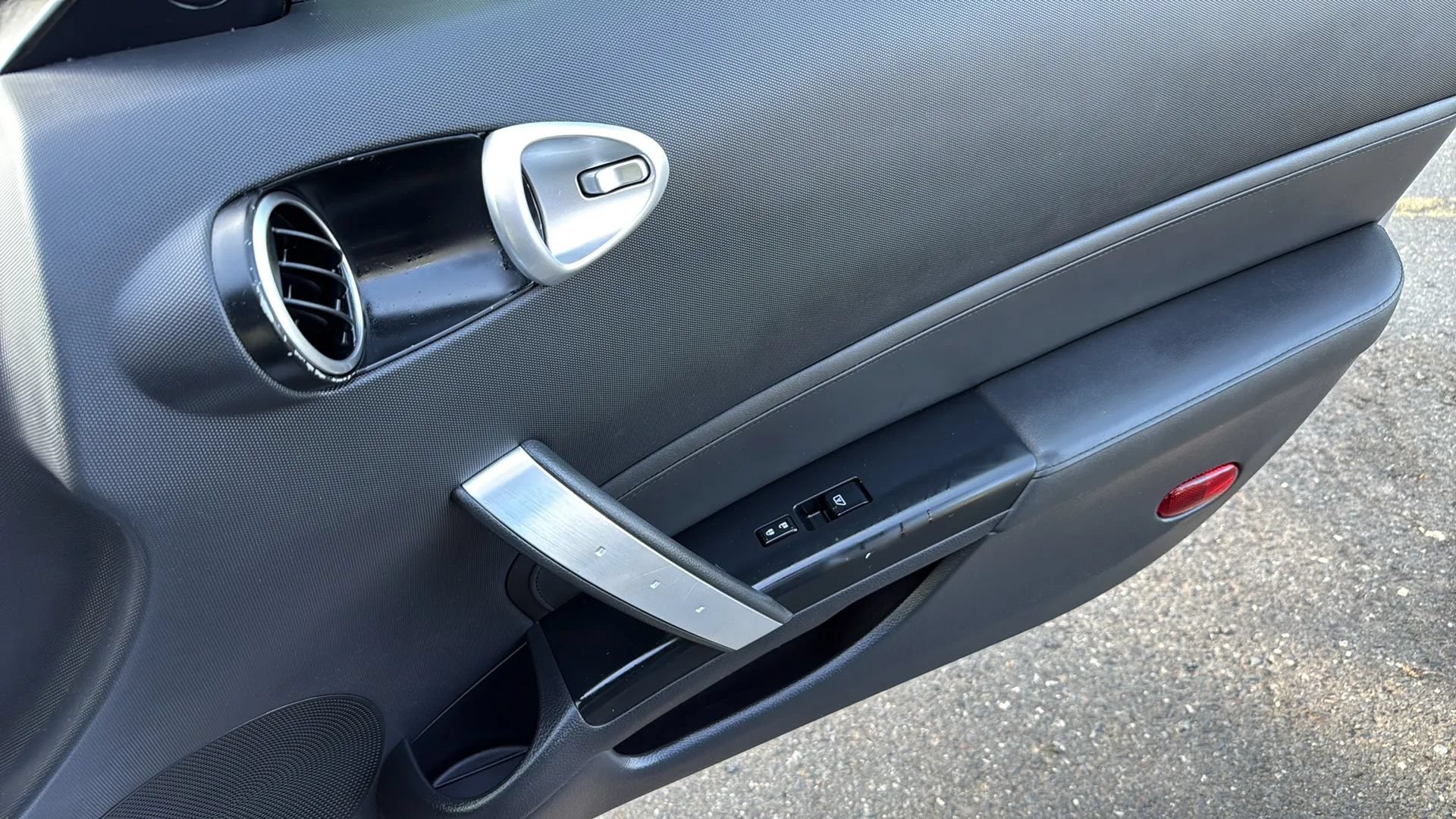 Used 2007 Nissan 350Z Touring RWD image 17
