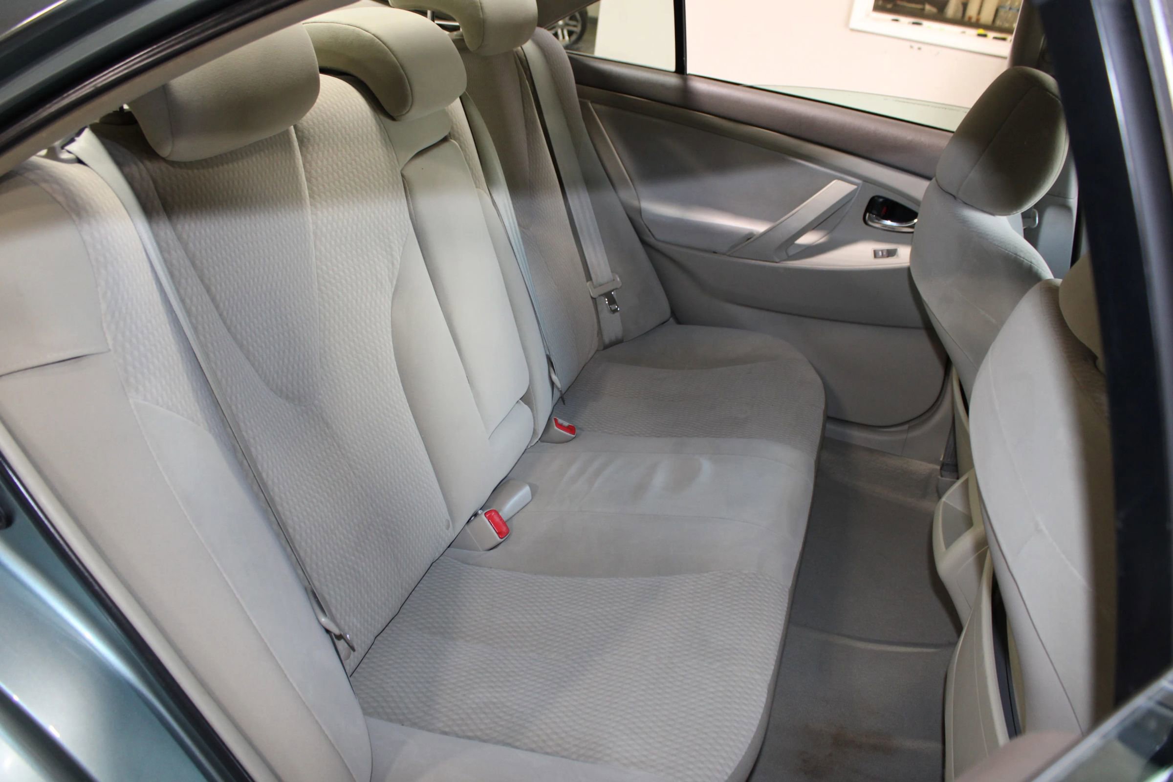 Used 2010 Toyota Camry LE image 24