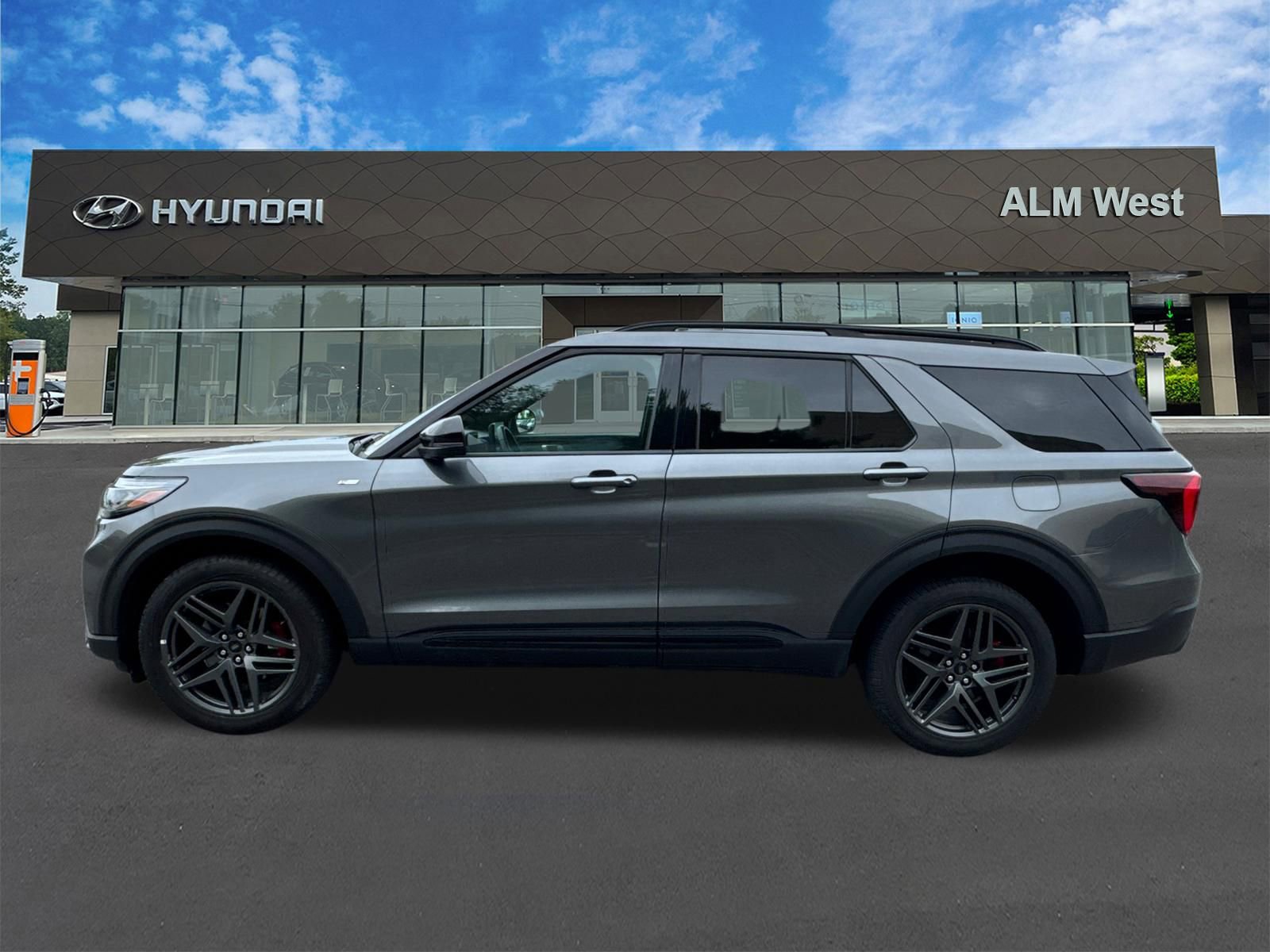Used 2025 Ford Explorer ST-Line w/ ST-Line Street Pack AWD/4WD image 8