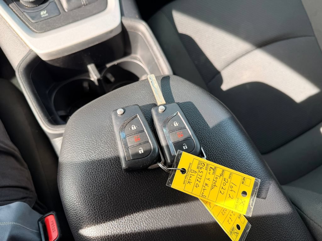 Used 2022 Toyota RAV4 LE AWD/4WD image 24