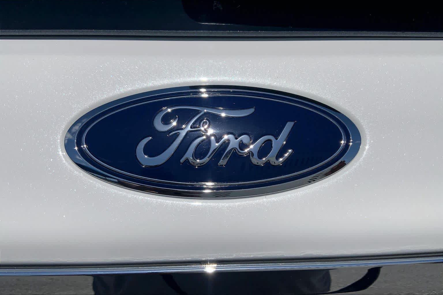 Used 2022 Ford Explorer Limited w/ Equipment Group 301A RWD image 31