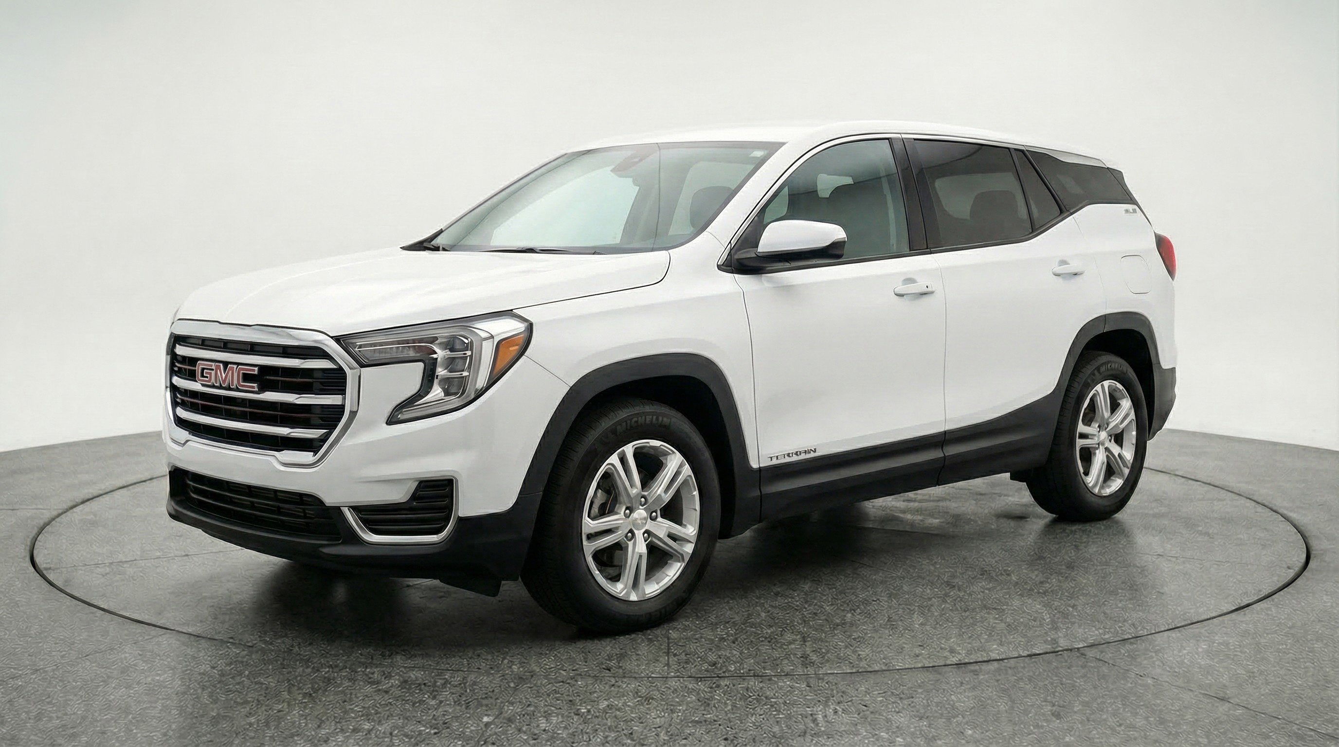 Used 2024 GMC Terrain SLE image 3