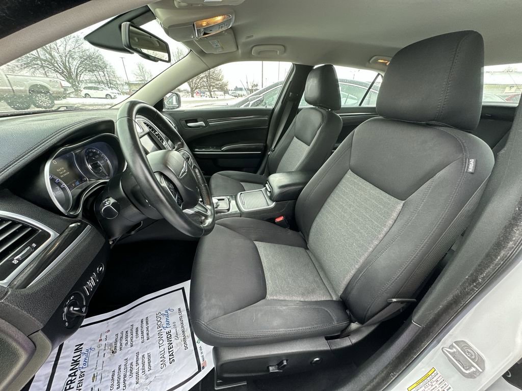 Used 2019 Chrysler 300 Touring w/ Driver Convenience Group image 3