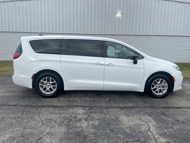 Used 2024 Chrysler Pacifica Touring-L image 9