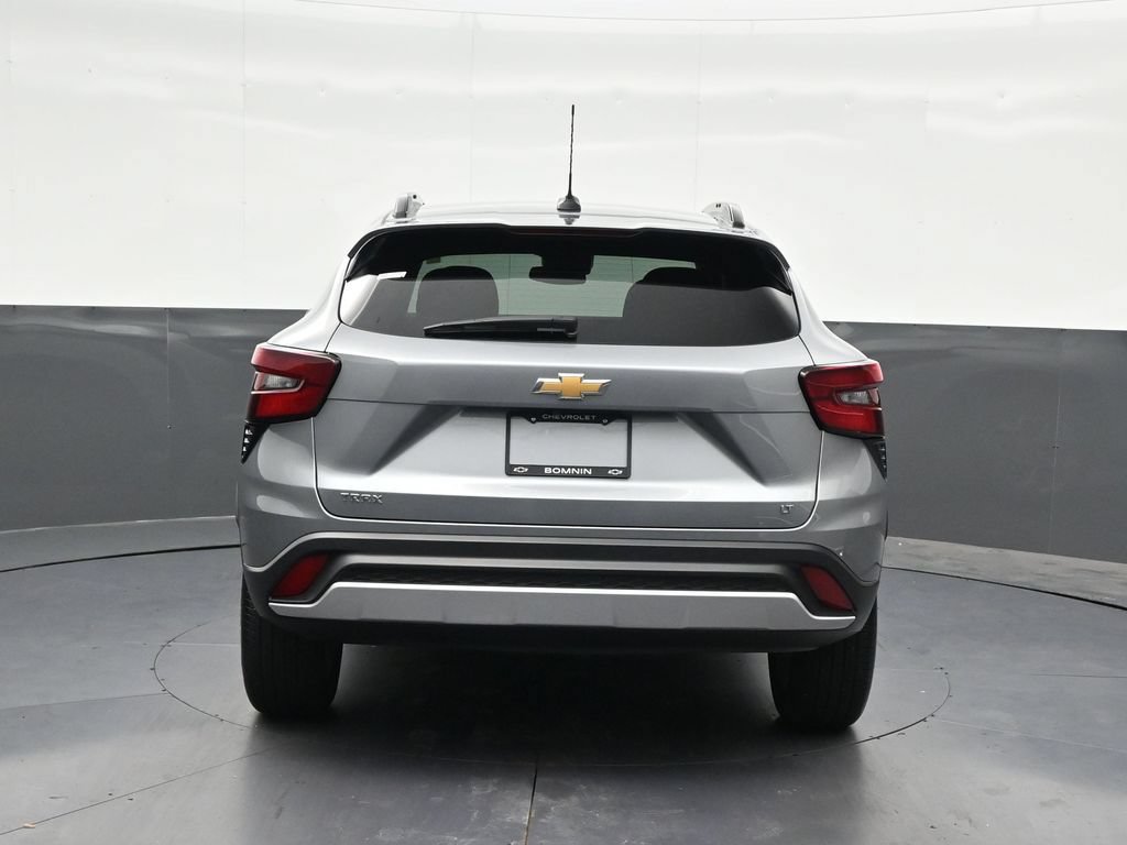 Used 2025 Chevrolet Trax LT FWD image 4
